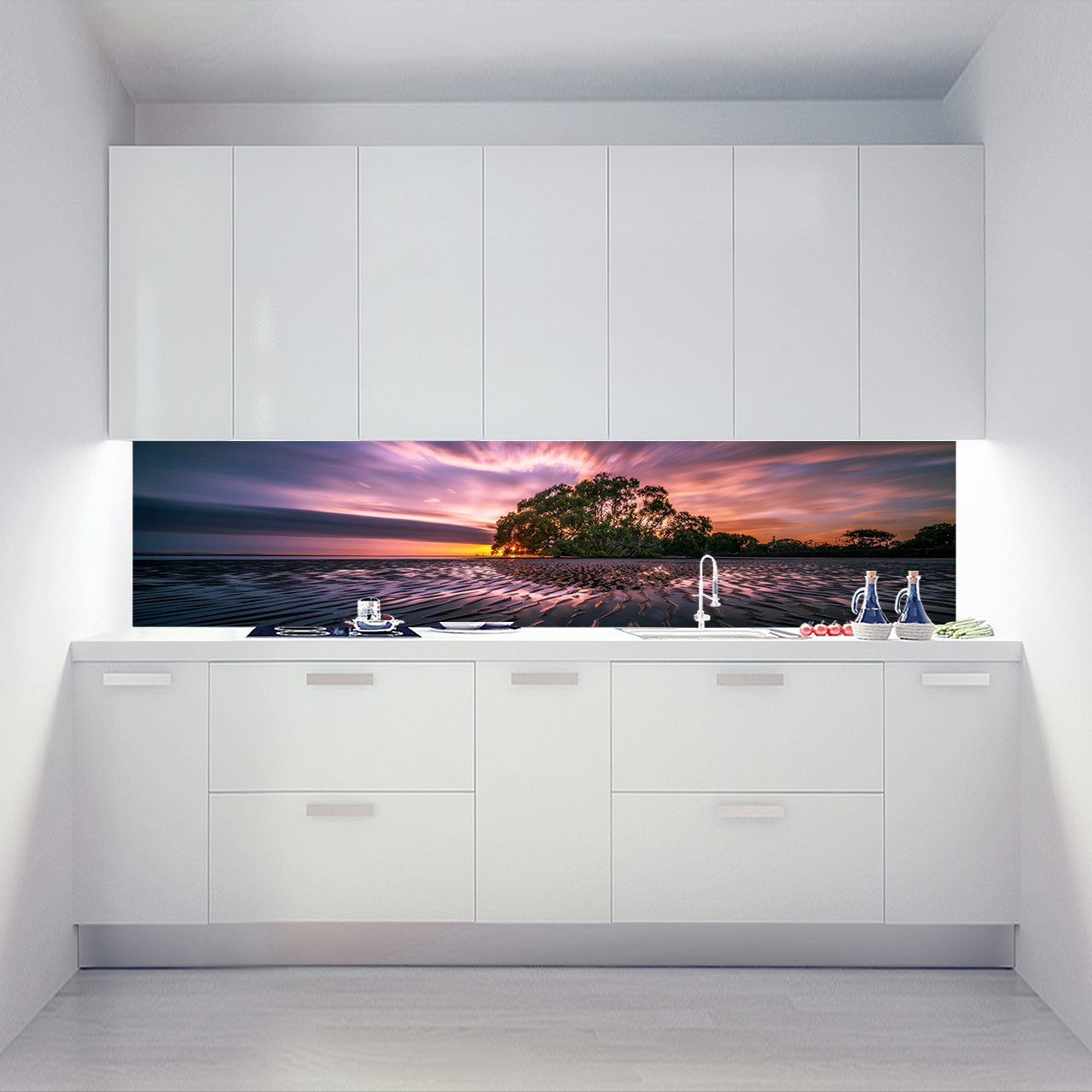 Moderne weiße Küche mit Rückwand nach Maß