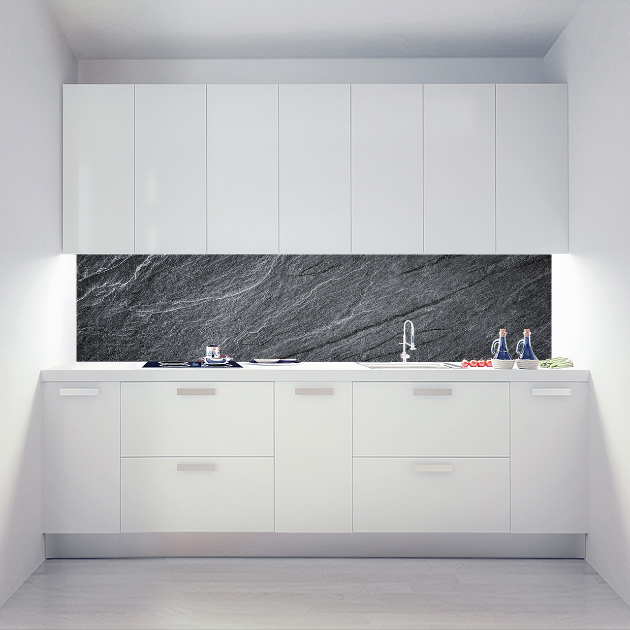Weiße Küche mit Küchenrückwand