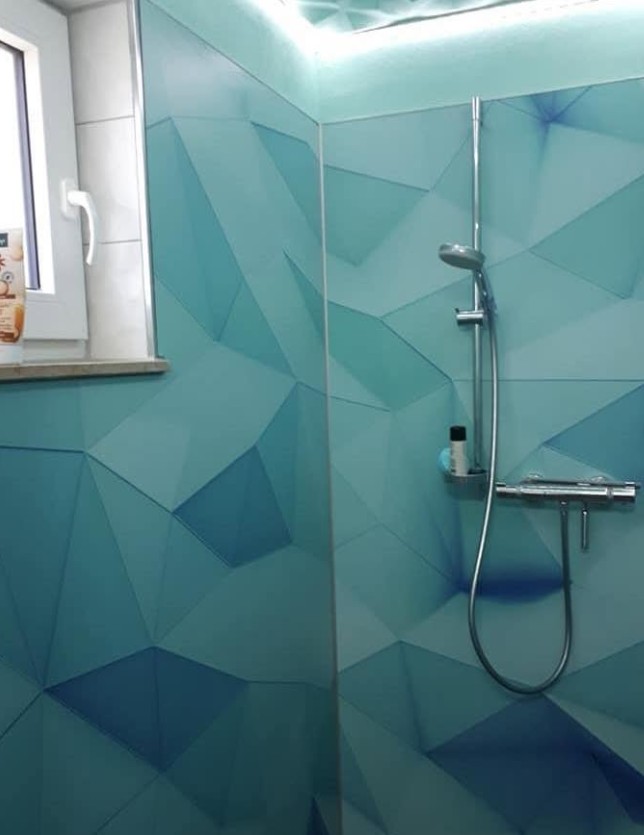 Detail einer blauen geometrischen Duschrückwand