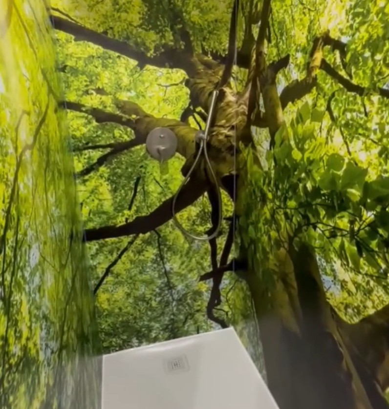 Duschrückwand mit großem grünem Waldmotiv