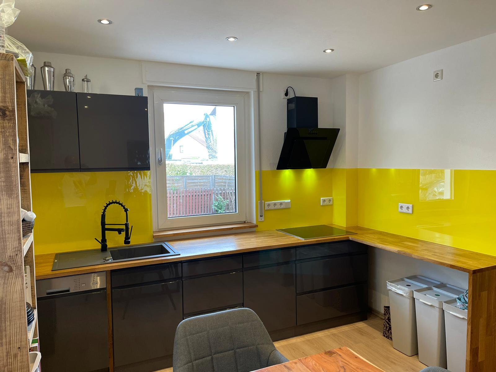 Moderne Küche mit kräftig gelber Küchenrückwand