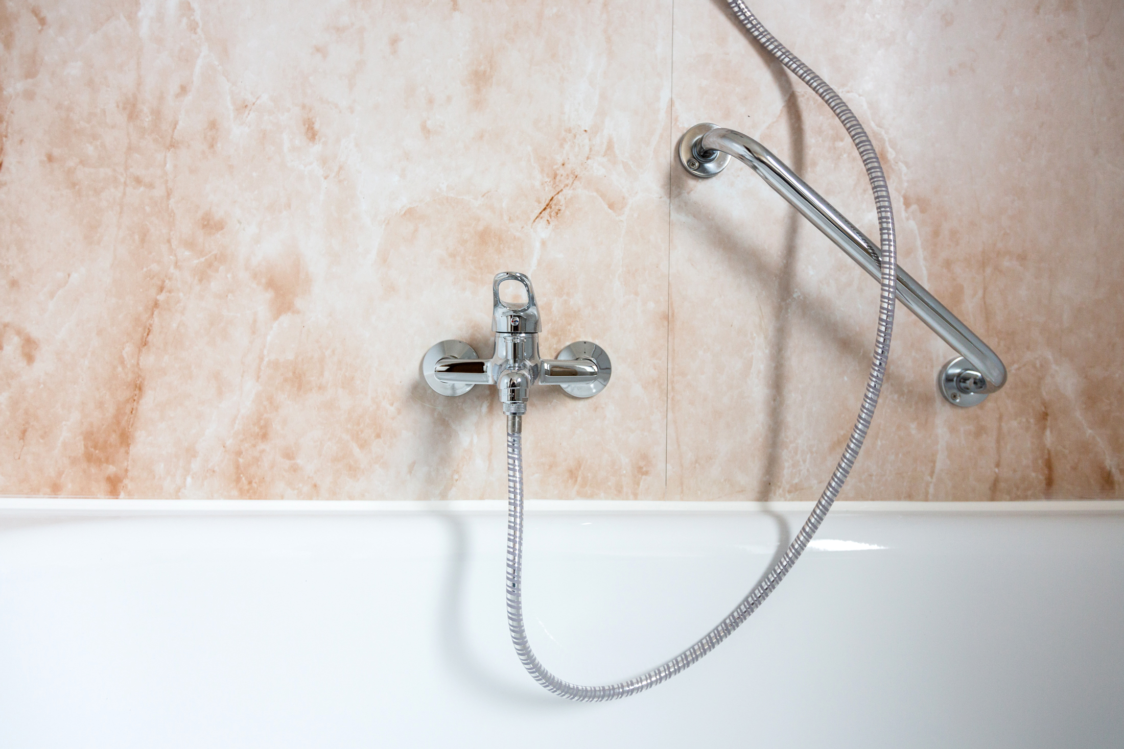 Badewanne mit neuer Rückwand und montierter Armatur