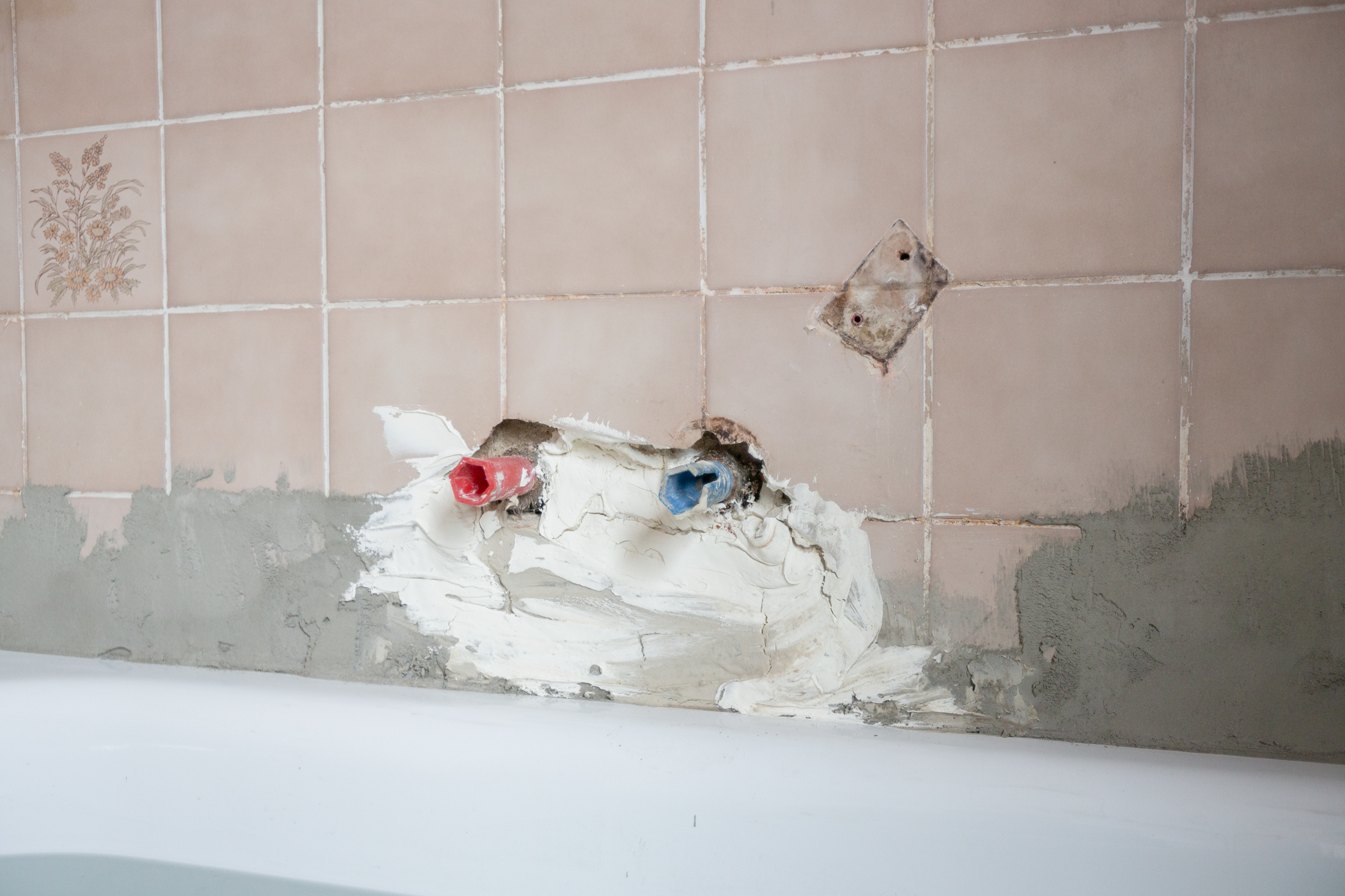 Badewanne und Anschlüsse vor der Renovierung